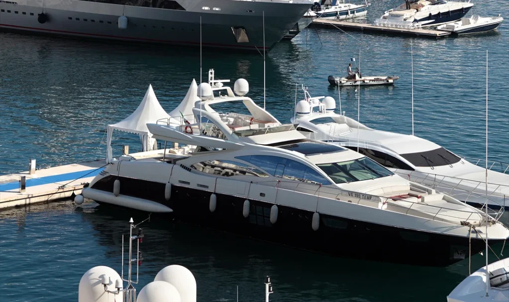 Luxe jachten aangemeerd in een rustige haven.